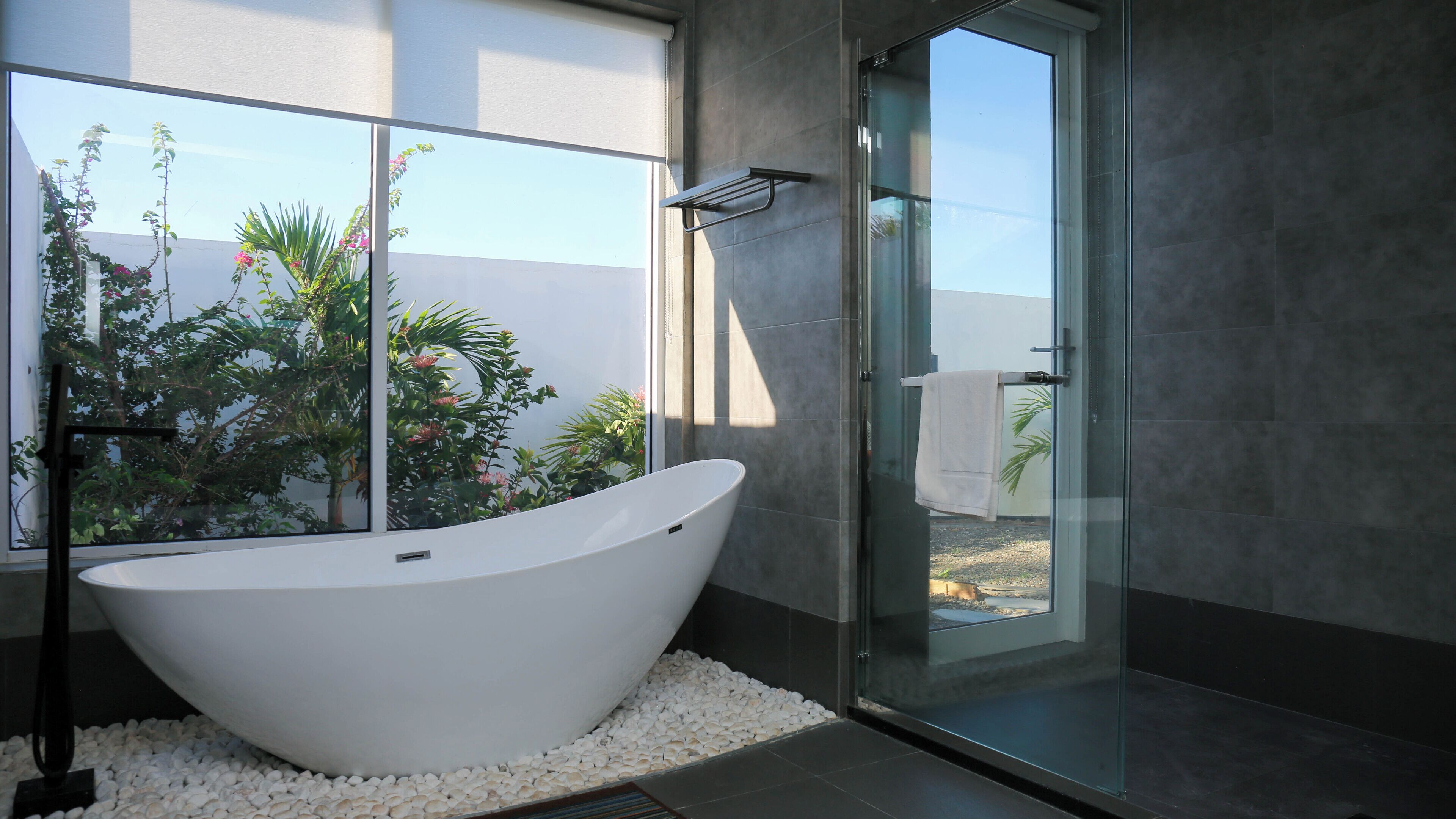 Een douche, pantoffels, handdoeken