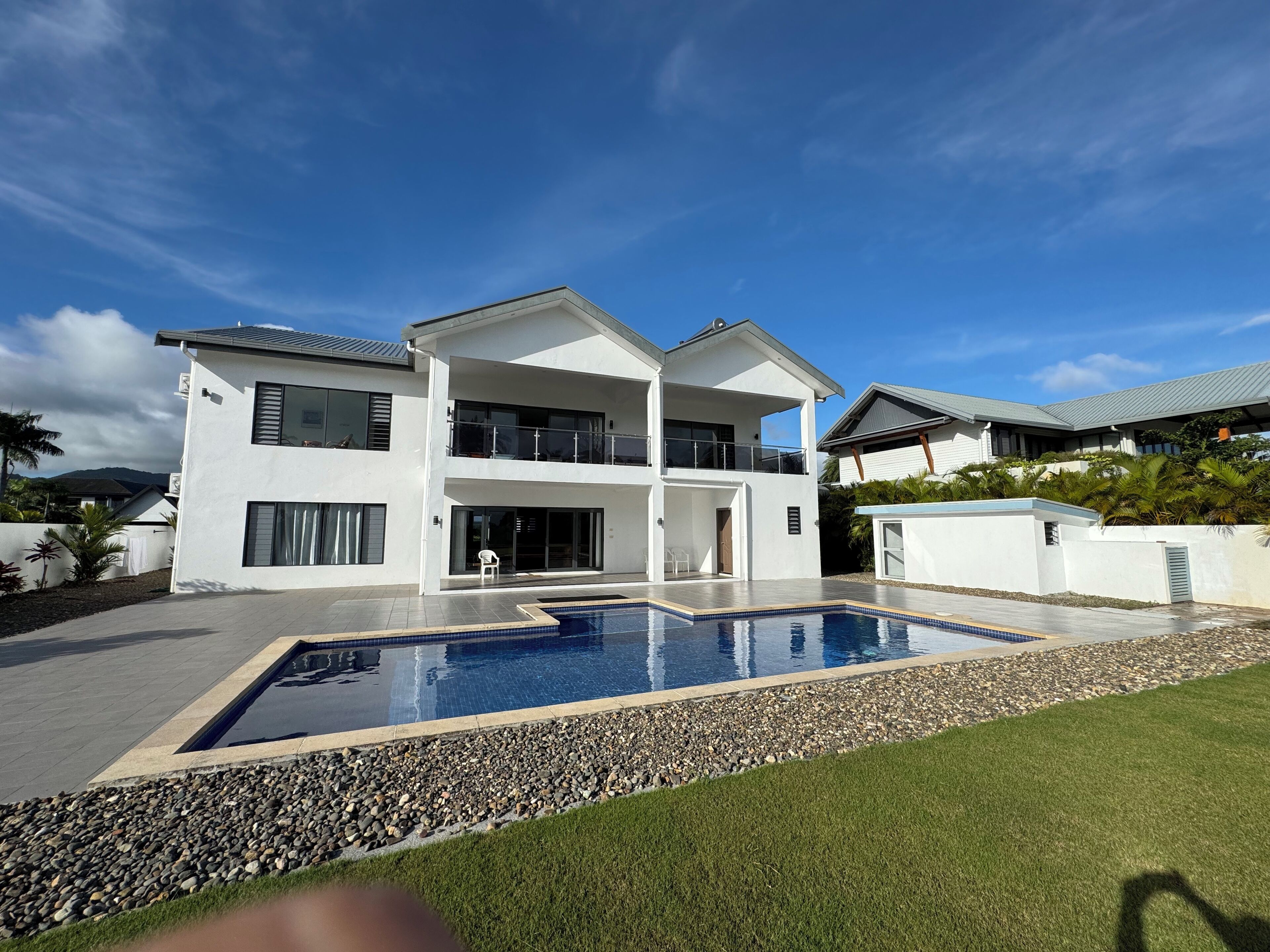 Villa superior, 5 habitaciones, vista al lago, en el área del jardín | Área de sala de estar | Televisión de pantalla plana 