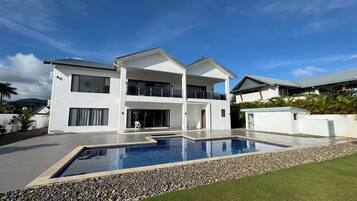 Villa superior, 5 habitaciones, vista al lago, en el área del jardín | Área de sala de estar | Televisión de pantalla plana