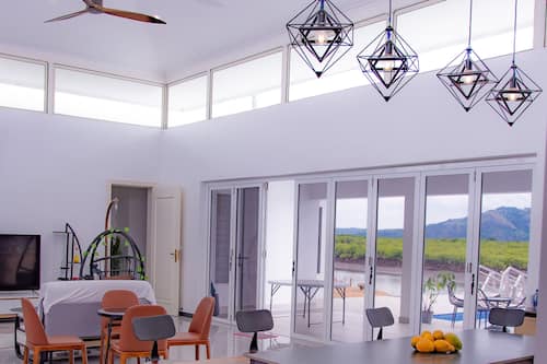 Vil·la superior, 5 dormitoris | Cuina privada | Frigorífic gran, microones, placa de cuina i rentaplats