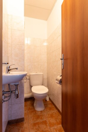 Secador de cabelo, roupões de banho, chinelos, toalhas de banho