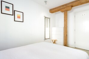 2 habitaciones, escritorio, tabla de planchar con plancha y wifi gratis 