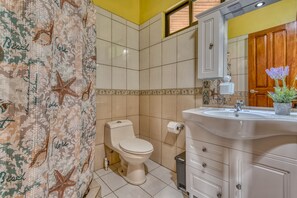 Shower, hair dryer, towels, soap - 
Charming Casa Verde 80m to the beach, Fiber 100mb (Puerto Viejo de Talamanca)