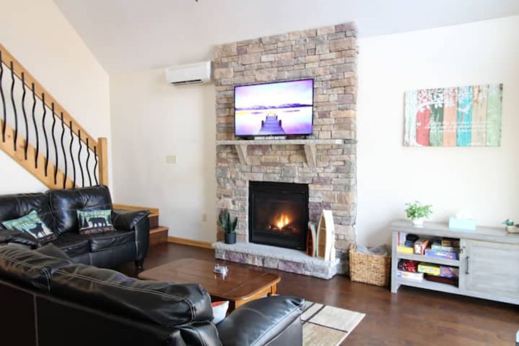 Smart-TV, Kamin, Videospiele, Tischfußball