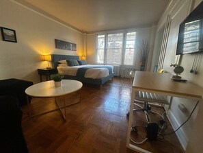 1 bedroom, iron/ironing board, WiFi, bed sheets - Vintage Studio in Belltown-Space Needle (Seattle)
