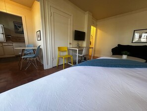 1 bedroom, iron/ironing board, WiFi, bed sheets - Vintage Studio in Belltown-Space Needle (Seattle)