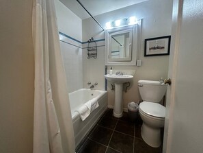 Hair dryer, towels, soap, shampoo - Vintage Studio in Belltown-Space Needle (Seattle)