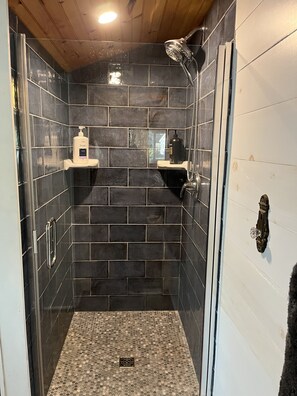 Shower, hair dryer, towels, soap - Sandpiper Cottage: Lakeside, Boat Slip, Beach, Family Friendly, Kayaks (Ludington)
