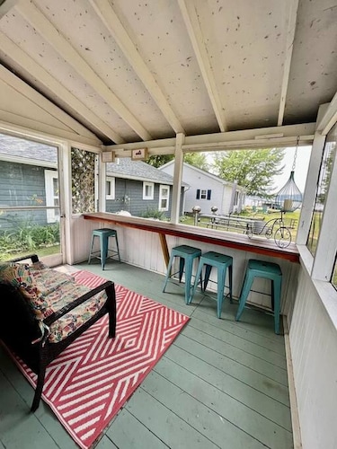 Sandpiper Cottage: Lakeside, Boat Slip, Beach, Family Friendly, Kayaks