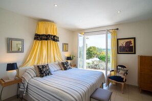 5 habitaciones, tabla de planchar con plancha y cuna de viaje 