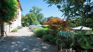 A gravel path leading to a building with a garden. - Beautifully Finished House, Modern Interiors, Private Heated Pool & Fabulous Location near Martel! (Martel)
