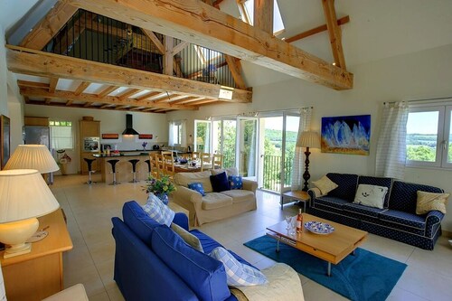 Beautifully Finished House, Modern Interiors, Private Heated Pool & Fabulous Location near Martel!