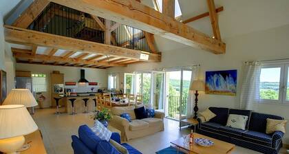 Beautifully Finished House, Modern Interiors, Private Heated Pool & Fabulous Location near Martel!