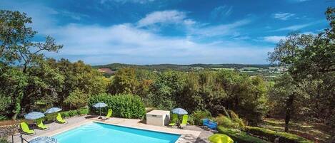 Een verwarmd zwembad