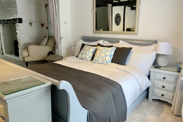 Superior Studio, Private Bathroom (Mulberry) | Iron/ironing board, free WiFi