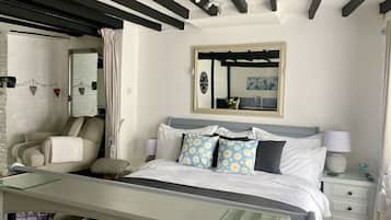 Superior Studio, Private Bathroom (Mulberry) | Iron/ironing board, free WiFi
