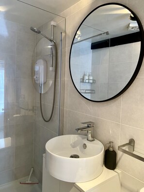 Superior Studio, Private Bathroom (Mulberry) | Bathroom