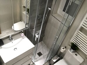 Ducha, secador de pelo, toallas y jabón