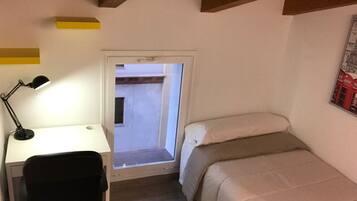 3 slaapkamers, een bureau, een strijkplank/strijkijzer, wifi