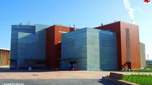 A modern building with a glass facade and a red brick section, labeled "Aquarium." - FLATS 20 Ático · Check-in 24h NEW!! Increíble ático en el CENTRO 1000 Estrellas! (Zaragoza)