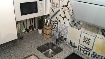 Kylskåp, spishäll, diskmaskin och kaffe- och tebryggare