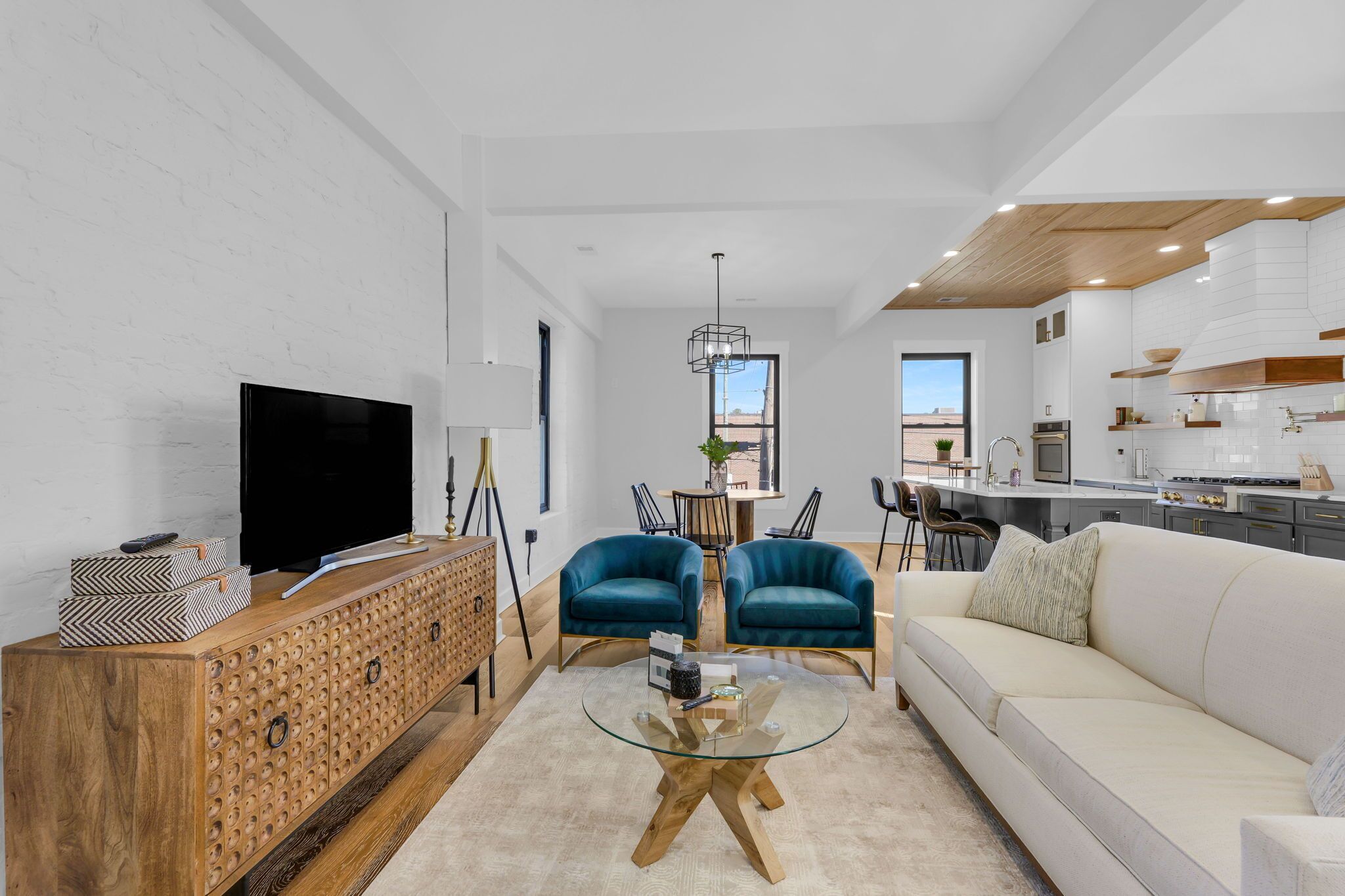 Een smart-tv en boeken