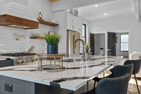 Frigorifero, microonde, forno, piano cottura. Loft Apartment overlooking downtown Lillington, NC.