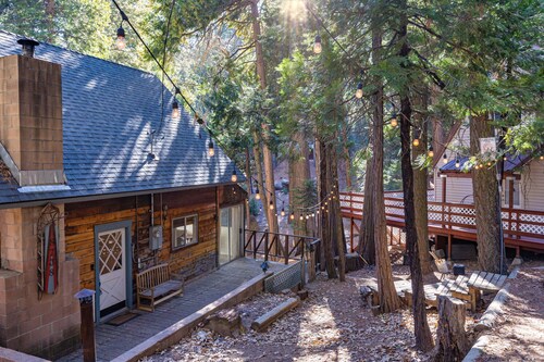 The Little Cabin - Tranquil Forest Getaway, Close to Ski Resort & Hiking Trails!