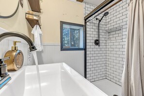 Dusj, hårføner, håndklær og såpe