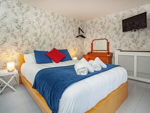 5 bedrooms, free WiFi, bed sheets