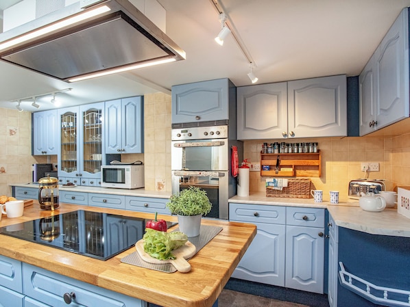 Dishwasher, high chair - 5 bedroom accommodation in Stoke Gabriel, near Totnes (Stoke Gabriel, near Totnes)