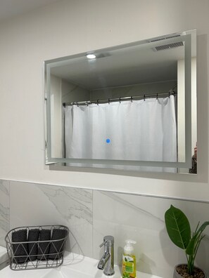 Chuveiro, secador de cabelo, toalhas de banho, sabonete