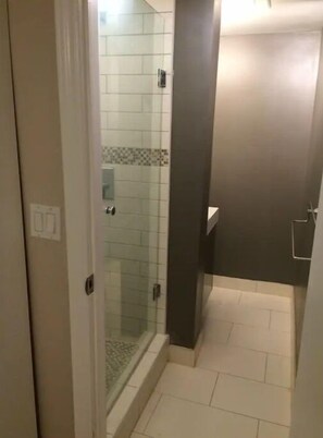 Sèche-cheveux, serviettes fournies