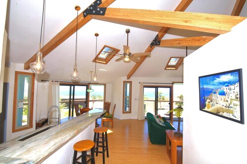 Perfect retreat with beautiful sunset! Secluded yet close to all what you need!