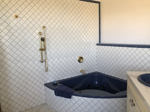 Jetted tub, hair dryer, towels, soap - Perfect retreat with beautiful sunset! Secluded yet close to all what you need! (Waimea)