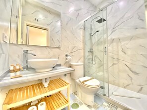 Bruser, hårtørrer, håndklæder