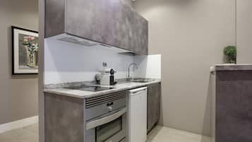 Fridge, microwave, oven, coffee/tea maker