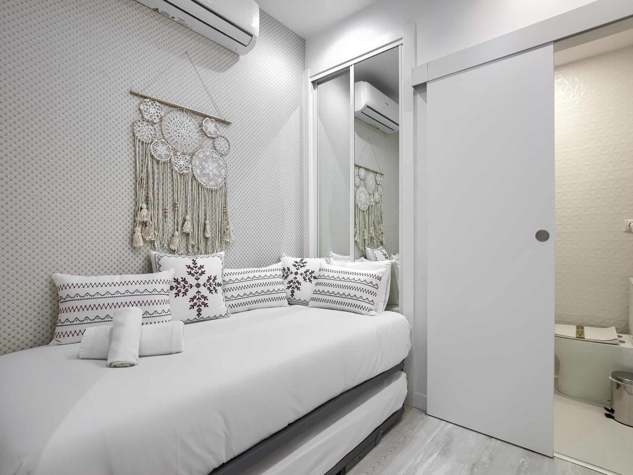 2 bedrooms, iron/ironing board, internet, bed sheets