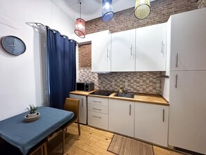 Kühlschrank, Mikrowelle, Ofen, Wasserkocher mit Kaffee-/Teezubehör