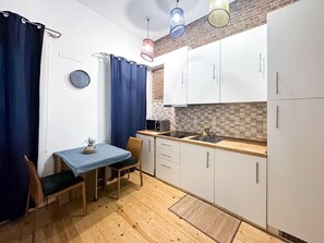 Fridge, microwave, oven, coffee/tea maker - Madrid Embajadores - 1-Bedroom Apartment (madrid)