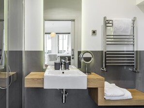 Shower, hair dryer, towels - Home Suite Home I - Studio apartment with terrace in the center (Madrid)