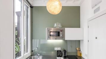 Frigorífico, microondas, horno y cafetera o tetera