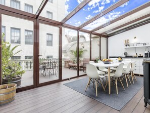 Outdoor dining - Home Suite Home I - Studio apartment with terrace in the center (Madrid)