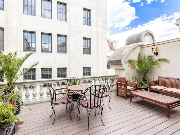 Outdoor dining - Home Suite Home I - Studio apartment with terrace in the center (Madrid)