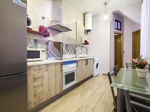 Fridge, microwave, oven, coffee/tea maker - Tirso de Molina I - 3 bedrooms, 2 bathrooms (Madrid)