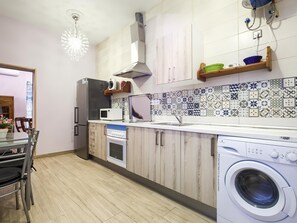 Fridge, microwave, oven, coffee/tea maker