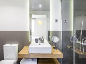 Shower, hair dryer, towels - Home Suite Home III - Studio apartment with large shared terrace (Madrid)