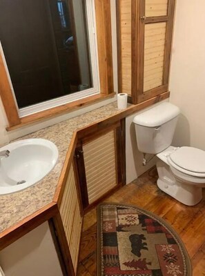 Regadera, toallas, jabón, papel de baño 