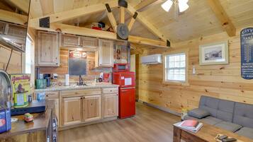 House (1 Bedroom) | Private kitchen | Microwave, cookware/dishes/utensils, paper towels