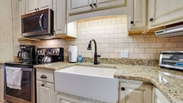 Cottage (3 Bedrooms) | Private kitchen | Microwave, oven, stovetop, coffee/tea maker